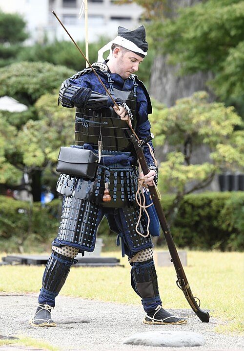 松本城砲兵隊に所属する現代の砲術砲手。