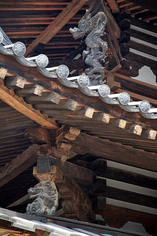 屋根の上の龍の飾り