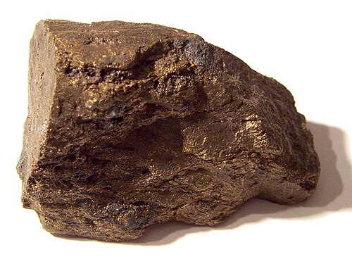 形や表面が不規則な茶色の塊で、大きさは約6cm。