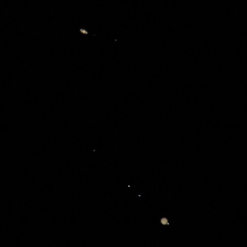 2020 年の大合の写真。最接近の 2 日前に撮影されたもので、木星の周りには 4 つのガリレオ衛星が見えます。(土星の右側にはタイタンも見えます。)