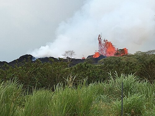 亀裂22の溶岩噴出。亀裂群の北側から撮影。