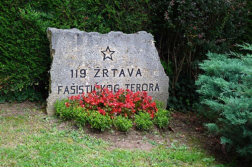 ファシストテロの犠牲者119人を追悼する記念碑