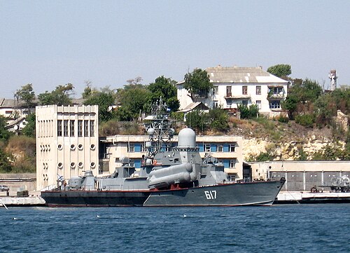 ミサイルを搭載した灰色の軍艦