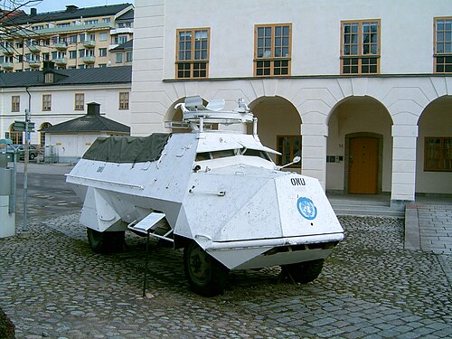 前面に国連のロゴが入った大型の白い四輪車