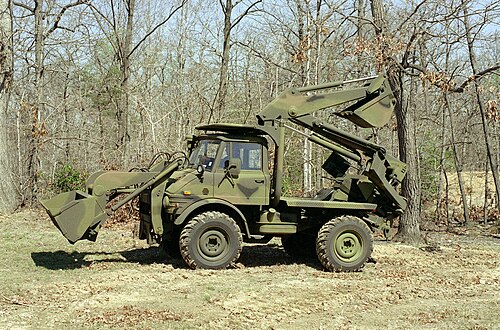 フロントローダーと掘削機アタッチメント（バックホーローダー）を備えたUNIMOG