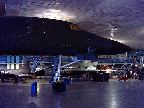 展示されているB-1Aの機首部分。射出カプセルの輪郭が描かれている。