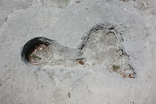 巨人の足跡、アダムの足跡、シヴァの足跡としても知られる