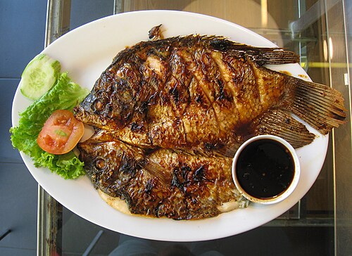 グラメ・バカール（焼きグラミ）は、甘口醤油をマリネとディップソースとして添えて提供されます。