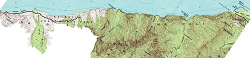 カララウ トレイルの高解像度 USGS 地形図の編集版。画像の左側には、標高 800 フィート以下のカララウ渓谷が示されています。また、カララウ トレイルの一部が黒い線で示されています。画像の右上部分には、舗装道路の終点が黒い線で示されています。