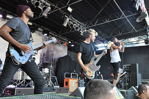 Letlive がドイツのトリーアで開催された 2014 年の Summerblast Festival で演奏中。(左から: Jean Nascimento、Ryan Johnson、Jason Butler。隠れている: Loniel Robinson、Jeff Sahyoun)