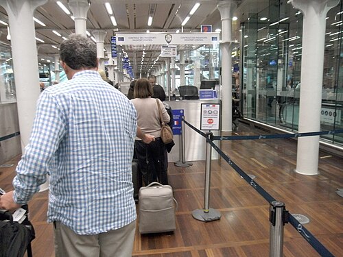 ロンドン・セント・パンクラス国際駅にあるフランス国境警察の検問所。列車に乗車する前にシェンゲン圏への入国審査が行われる。