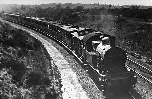 アメルスフォールト近郊の切り通しで、旅客列車を牽引するNS 6100型機関車。（1930年から1940年の間）