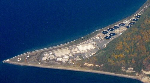 半島と処理施設の上空からの眺め
