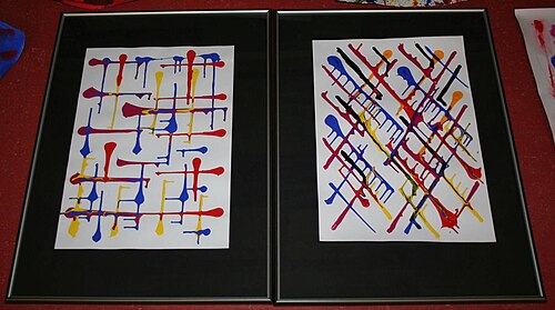 縦長の絵画が2枚並んでおり、描かれているのは太い線だけで、それぞれの線の先端には青、黄、または赤の大きな点が描かれている。左側の絵画には縦横の線が、右側の絵画には斜めの線が描かれている。