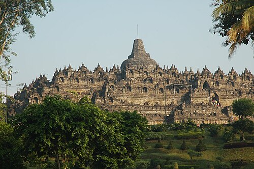 ボロブドゥール寺院は、壮大な曼荼羅の中に精巧に作られた仏塔である。