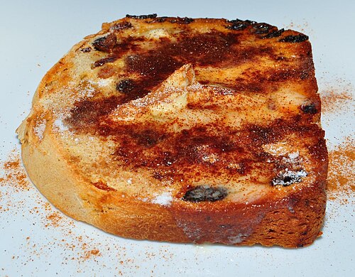 シナモントーストは、シナモンを生地に練り込んで焼くことも、上に振りかけるだけでも作ることができます。