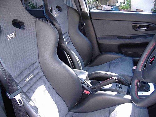 スバル S204 のレカロ シートの内部正面図。注: 横方向の力を支えるためのハイサイド ボルスター。