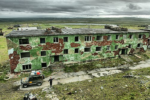 スコルベエフスキー岬（Мыс Скорбеевский）の老朽化した建物、旧軍事駐屯地