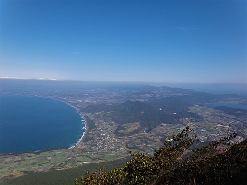 山頂から望む前原海岸と池田湖