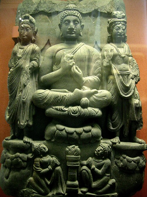 クシャーナ時代の仏陀三尊像。
