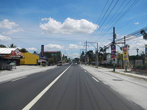 マッカーサー・ハイウェイ（N2号線）を南方向から見た写真。この道路は町のメインストリートとなっている。