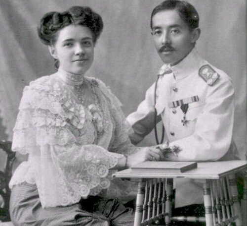 女性と男性の白黒写真