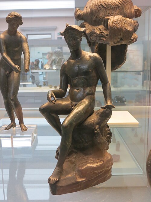 岩の上に座る水星の像