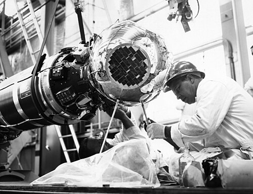 リン・テンプコ・ヴォート社のエンジニアがSECOR衛星の最終調整を行っている