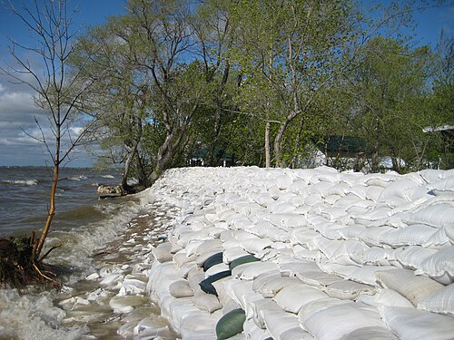 浸食、波による被害、洪水を抑える土嚢壁