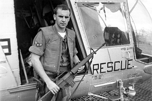 HH-43ハスキーヘリコプターの前で立つウィリアム・ピッツェンバーガー一等空兵