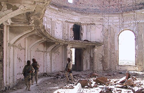 2002年：爆撃を受けた部屋をパトロールする米軍特殊部隊員