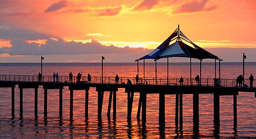 オーストラリアの桟橋に残る夕焼け