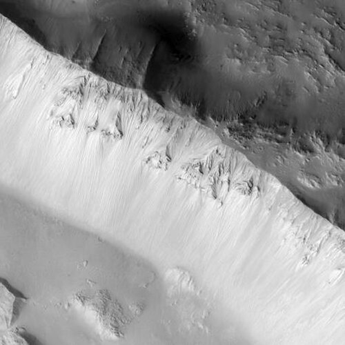 HiRISE から見たペティットクレーターの縁
