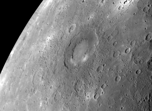 ラフマニノフ・クレーターを中央に捉えた水星の写真