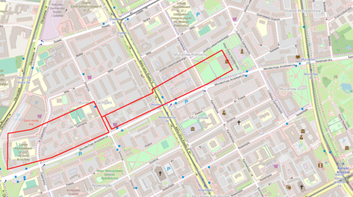 OpenStreetMapの地図から抜粋したもので、ワルシャワのムラノフ地区を拡大表示し、ワルシャワ強制収容所の境界線を示している。収容所は、西側をオコポヴァ通り、北側をグリニアナ通り、オストロフスカ通り、ウォリンスカ通り(現在のユゼファ・レヴァルトフスキ通り)、東側をザメンホファ通り、南側をゲンシア通り(現在のモルデハヤ・アニエレヴィチャ通り)に囲まれた、おおよそ長方形の細長い土地を占めていた。