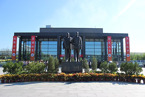 周恩来と陳毅の記念像