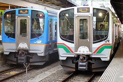 E721系（右）とSAT721系（左）