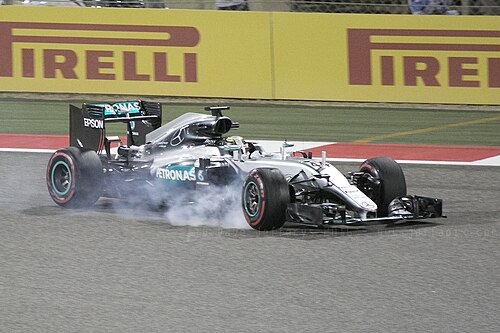 ブレーキがロックアップし、右前輪から煙が出ているF1カー