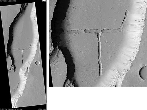 HiRISE から見た Tractus Catena Floor。スケール バーの長さは 500 m (1,600 フィート) です。