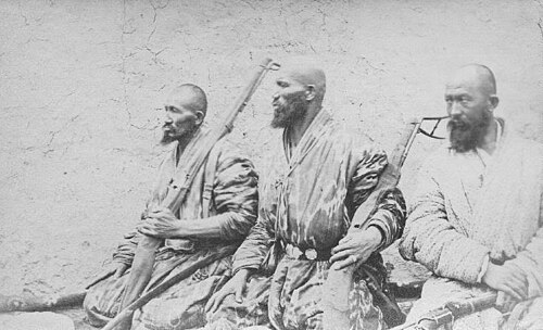 ひげを生やした武装した男3人の写真