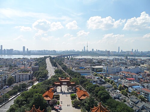 黄鶴楼から見た武昌（前景）と漢陽（背景）