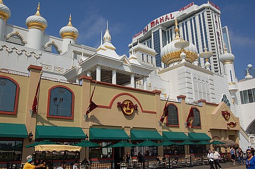 アトランティックシティにあるカジノ、トランプ・タージマハルの正面。インドのタージマハルを彷彿とさせるモチーフが施されている。背景には、リゾートの名前が掲げられた高層ビルがそびえ立っている。
