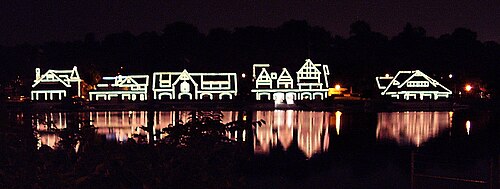 夜にライトアップされたボートハウス・ロウ