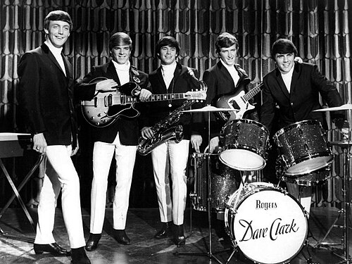 1964 年のデイヴ・クラーク・ファイブ。左から: マイク・スミス、レニー・デイヴィッドソン、デニス・ペイトン、リック・ハクスリー、デイヴ・クラーク。
