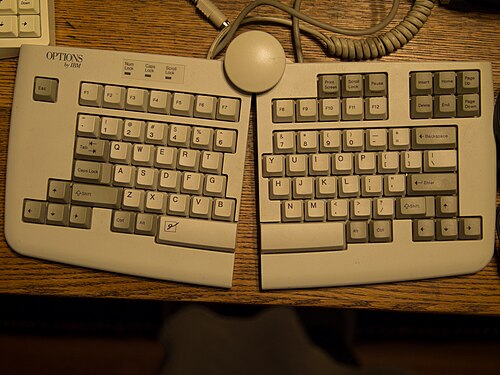 IBM製調節式キーボード（モデルM15、1994年製）、ボールジョイントにより開閉角度と傾斜角度を調整可能