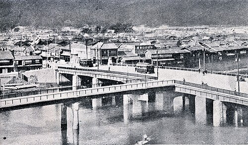 上空から撮影した、元の相生橋の写真。T字型の形状がよくわかる。