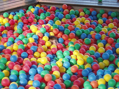 ショッピングモールなどで子供向けの娯楽施設として設置されているタイプのボールプール