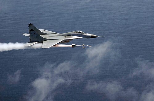 MiG-29フルクラムがAA-10「アラモ」を発射する。