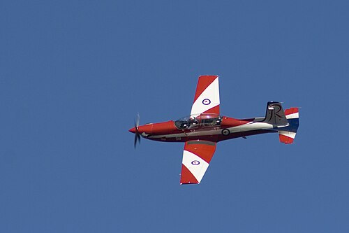 赤と白の塗装を施した単発機が飛行中