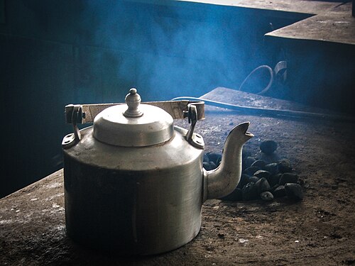 南アジアで人気のインド製のアルミ製やかん。お茶を入れたり、お湯を沸かしたりするのに使われる。